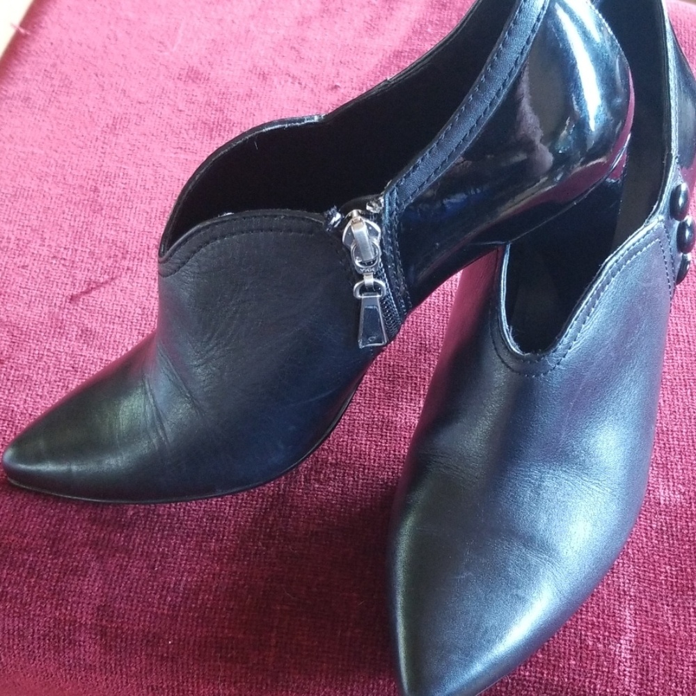 Tahari shootie/bootie, EUC